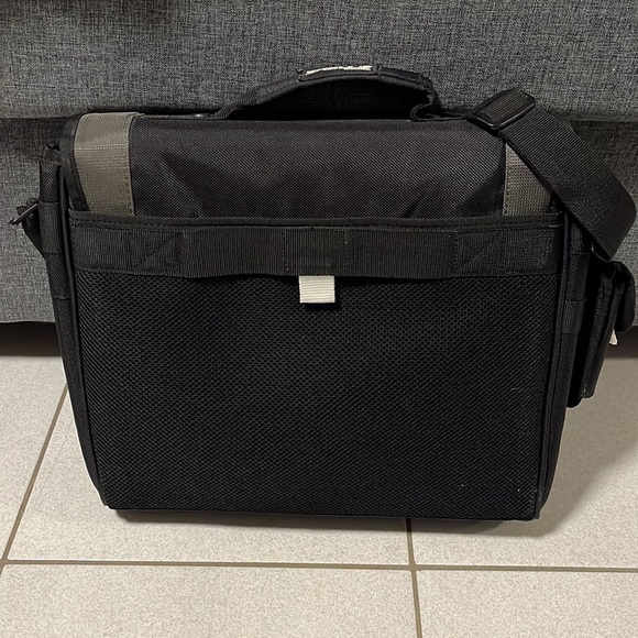 Targus CityGear Messenger Bag Black/Gray/White NWOT - Picture 3 of 6